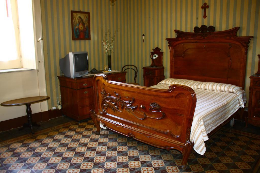 B&B Sotto I Pini Zafferana Etnea Rum bild